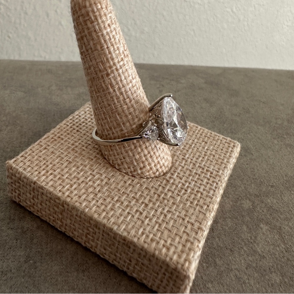 Cubic Zirconia pear shaped silver ring size 7 - Picture 5 of 11